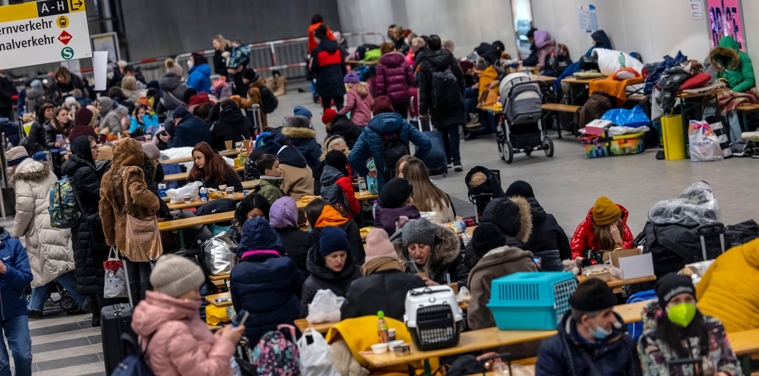 Des réfugiés attendent dans la gare principale de Berlin.