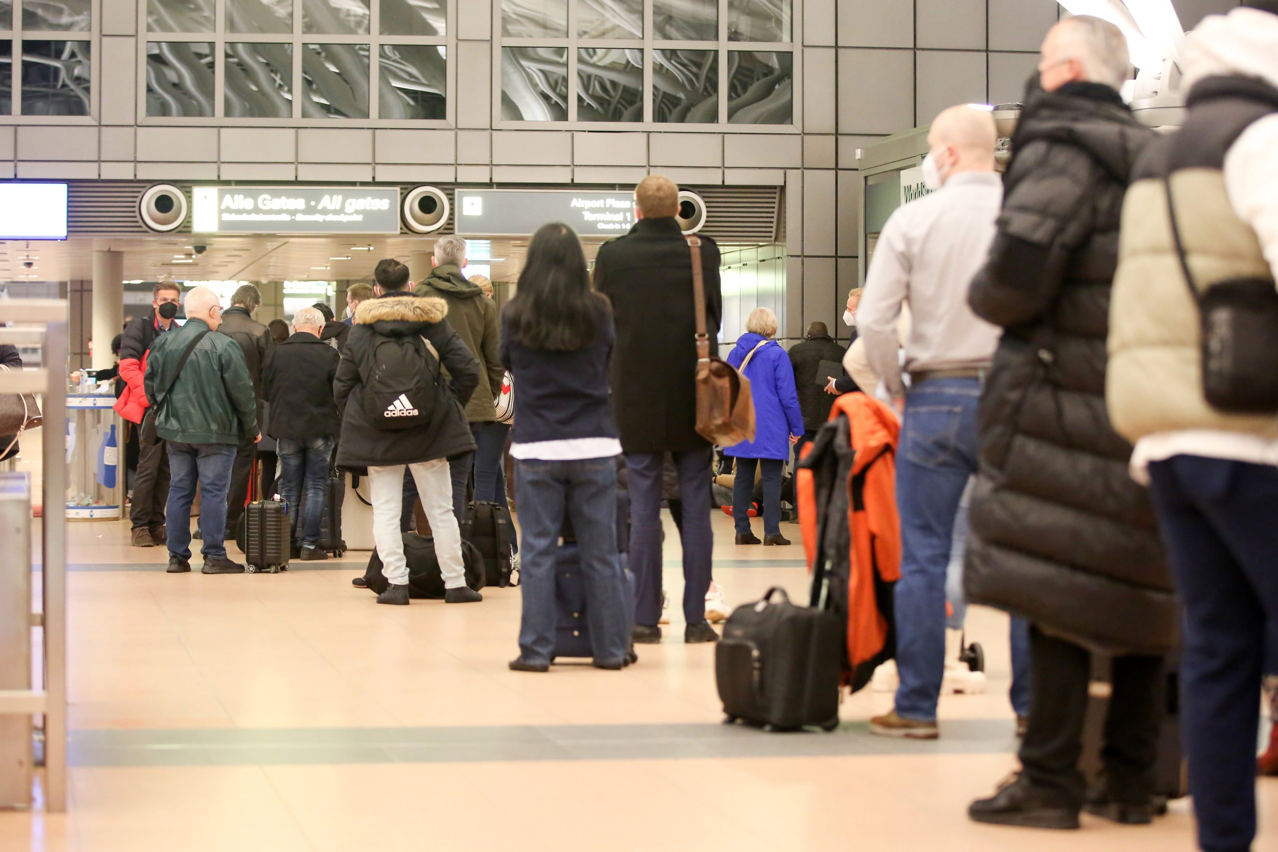 Longues files d'attente au contrôle de sécurité de l'aéroport de Hambourg, mardi. 