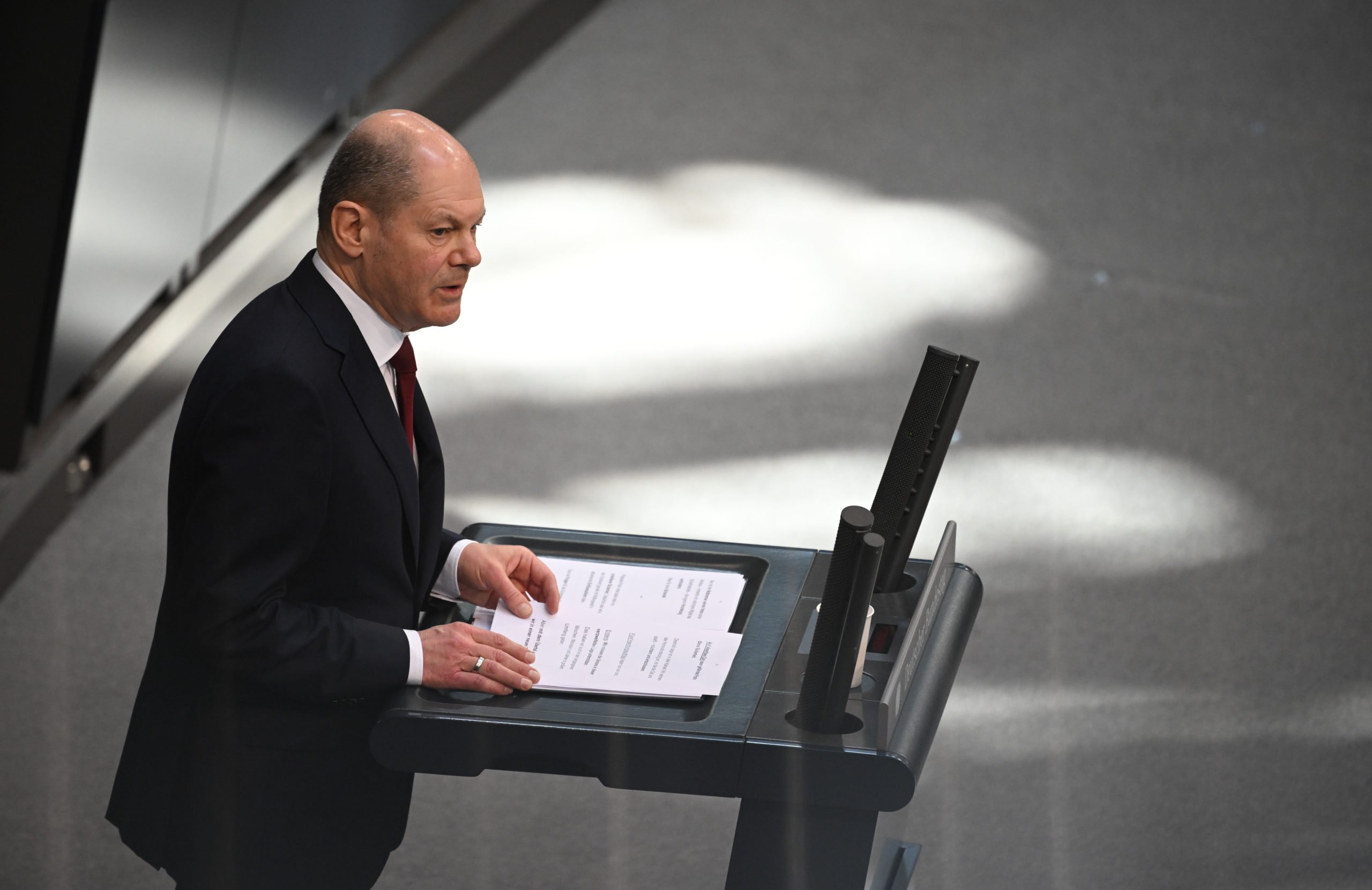 Le chancelier allemand Olaf Scholz prononce un discours au Bundestag le 27 février.