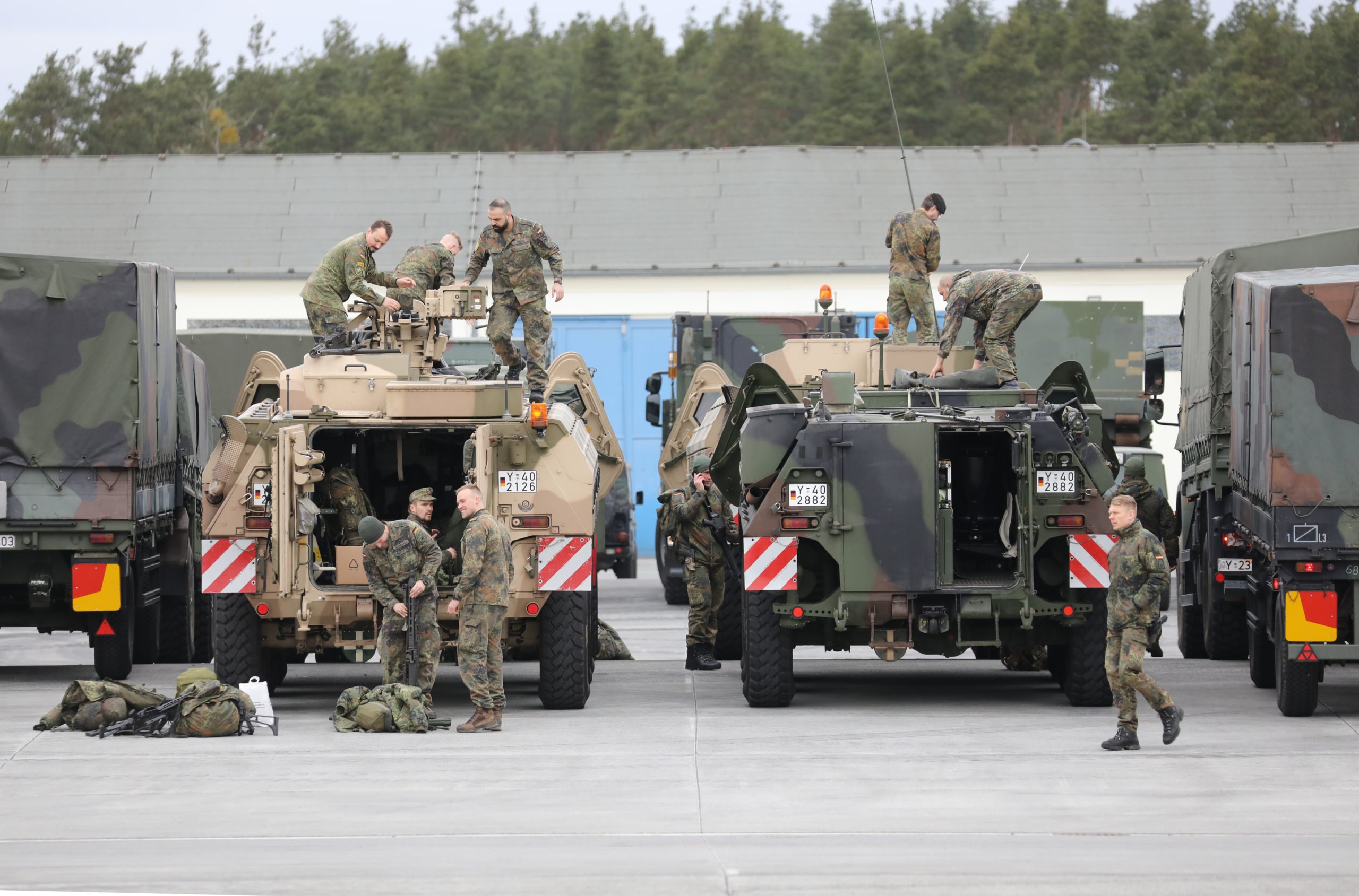 Soldats de la Bundeswehr dans une zone d'entraînement militaire dans le nord de l'Allemagne. 