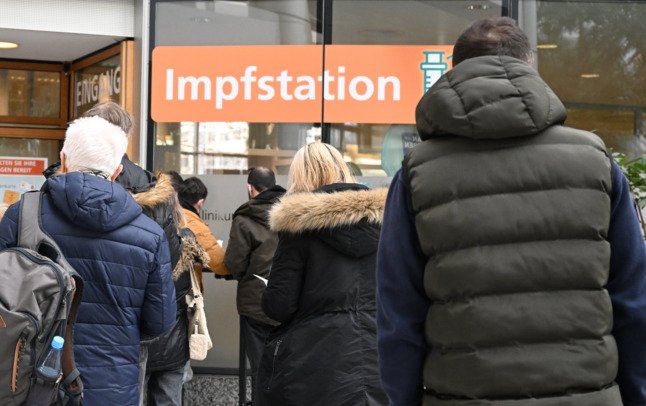 Les gens font la queue pour un vaccin Covid-19 à Stuttgart.