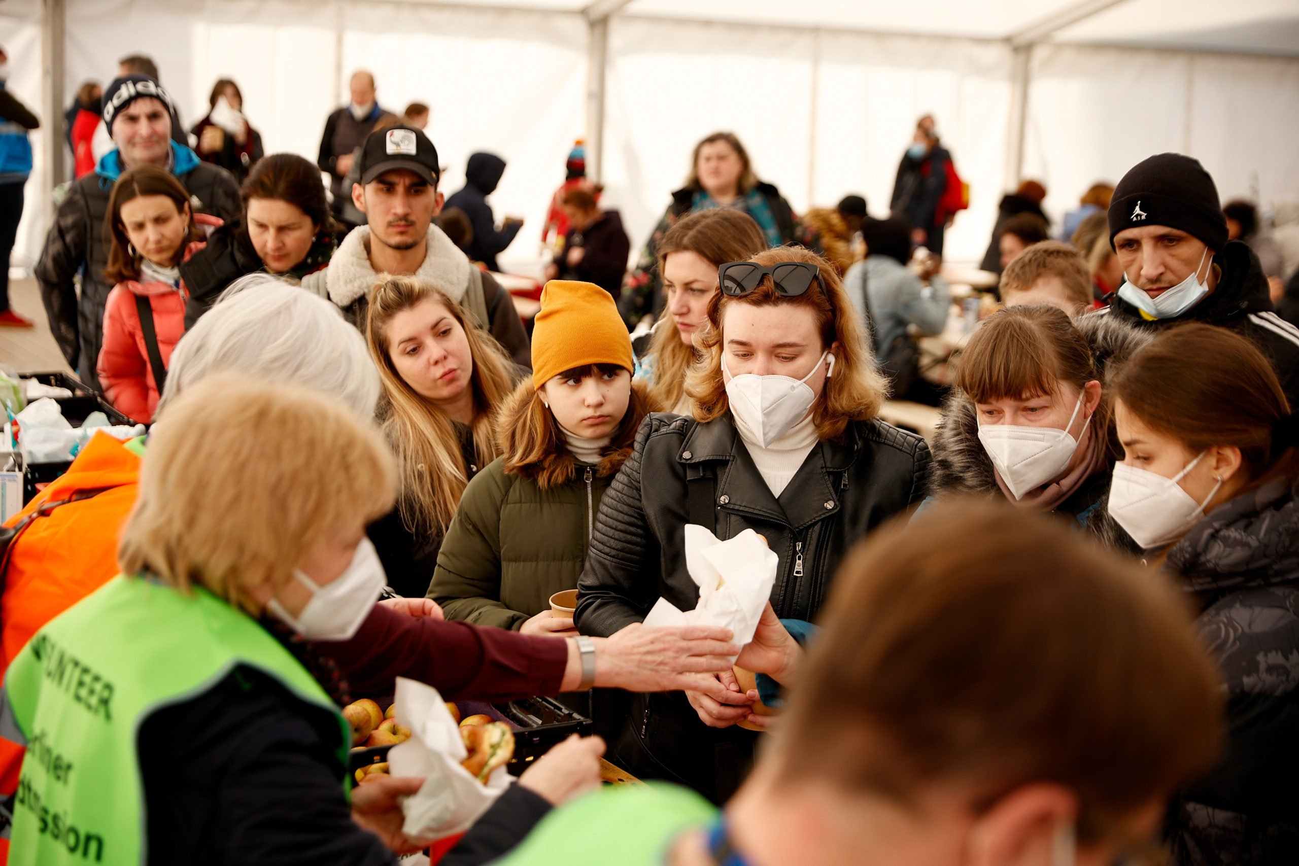 Des volontaires distribuent de la nourriture aux réfugiés ukrainiens à la gare centrale de Berlin. 