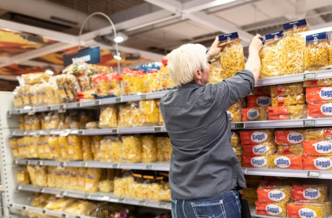 Un employé de supermarché à Offenburg stocke des pâtes en 2020. Le prix des pâtes a augmenté en Allemagne. 
