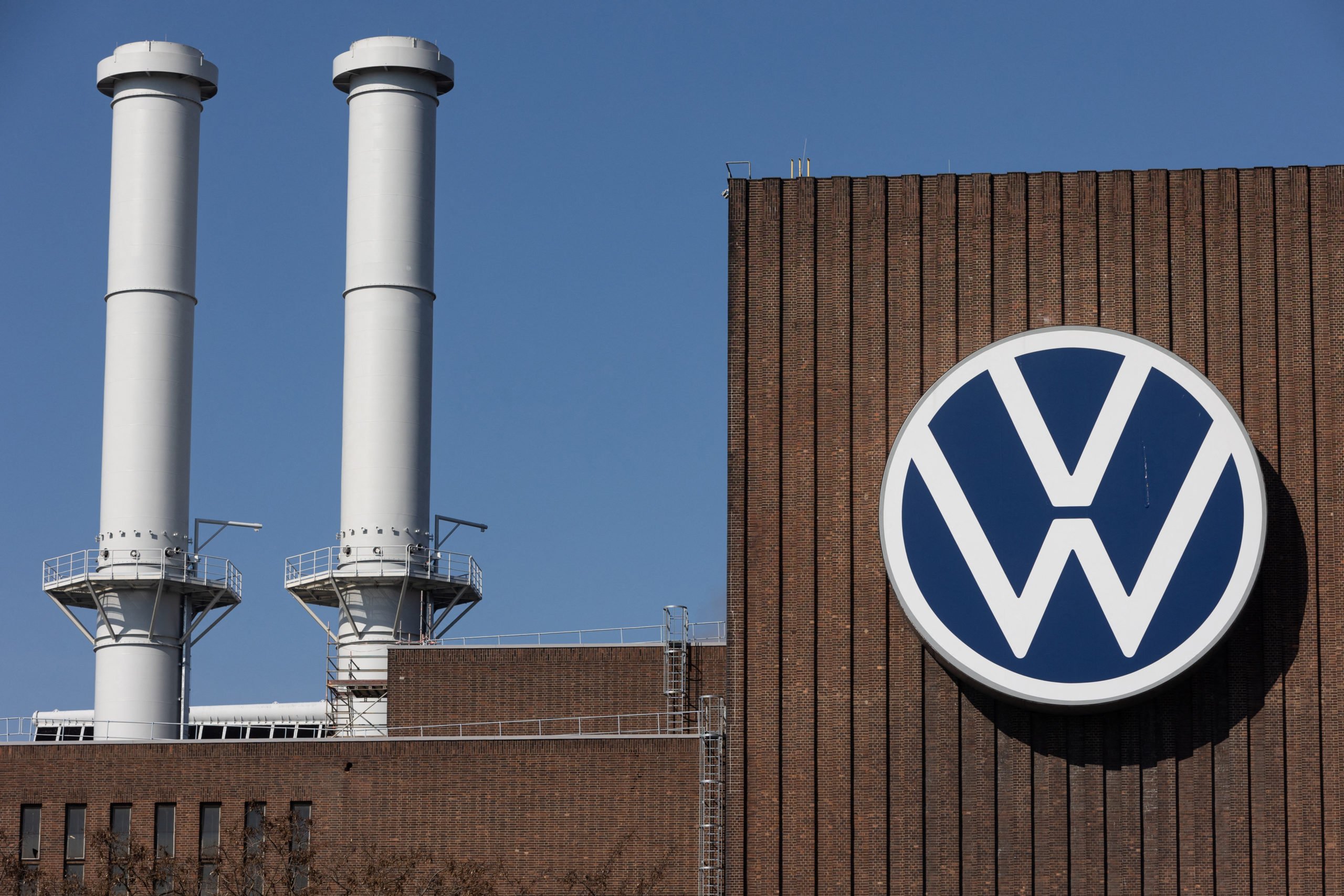 Le logo du constructeur automobile allemand Volkswagen (VW) est représenté sur l'usine principale du groupe à Wolfsburg, dans le nord de l'Allemagne.