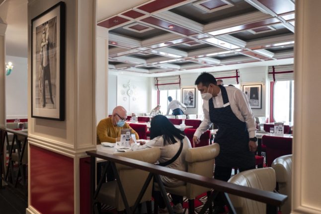 Le laissez-passer vert de base est toujours requis pour les repas dans un restaurant à l'intérieur en Italie tout au long du mois d'avril. 