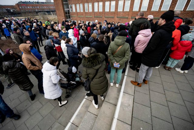 Les réfugiés ukrainiens en Suède sont contraints de faire la queue pendant plusieurs jours.
