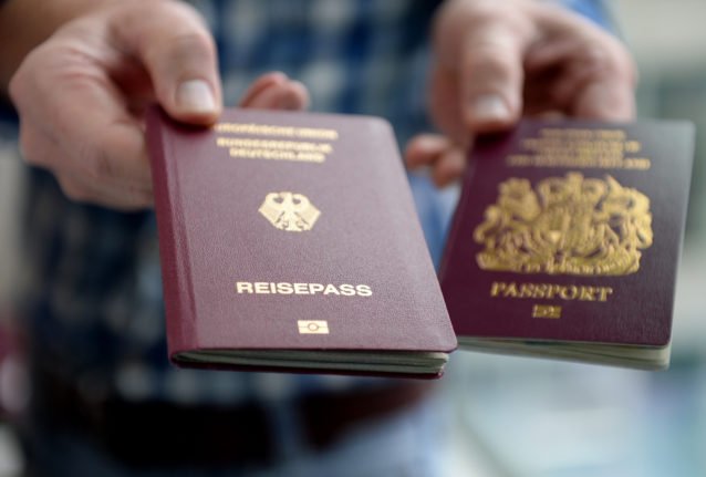 Un passeport allemand et britannique.