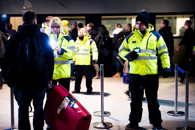 Passagers faisant vérifier leur identité à l'aéroport danois de Kastrup en 2016 avant de prendre le train pour la Suède.