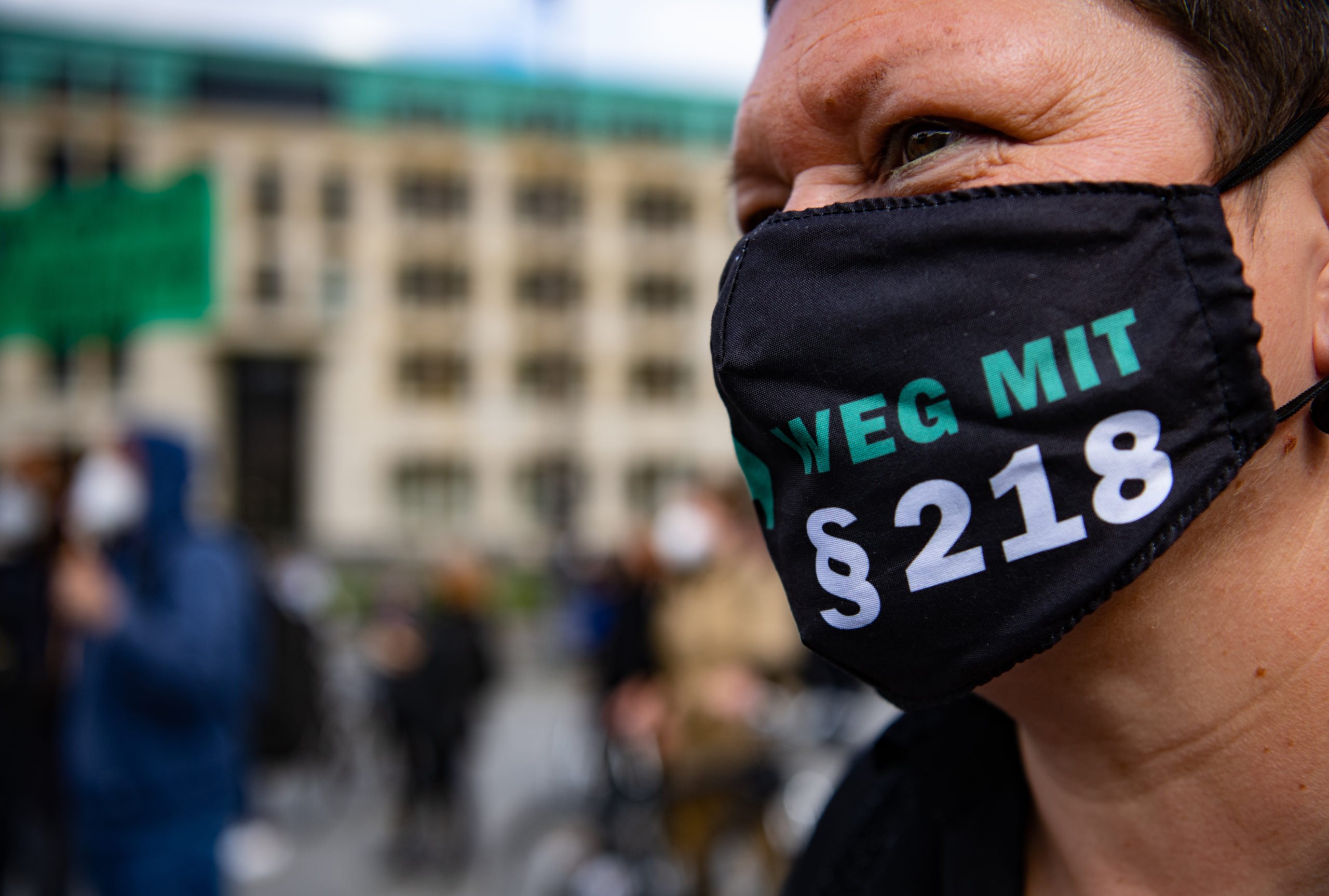 Un manifestant pro-choix à Berlin porte un masque avec 