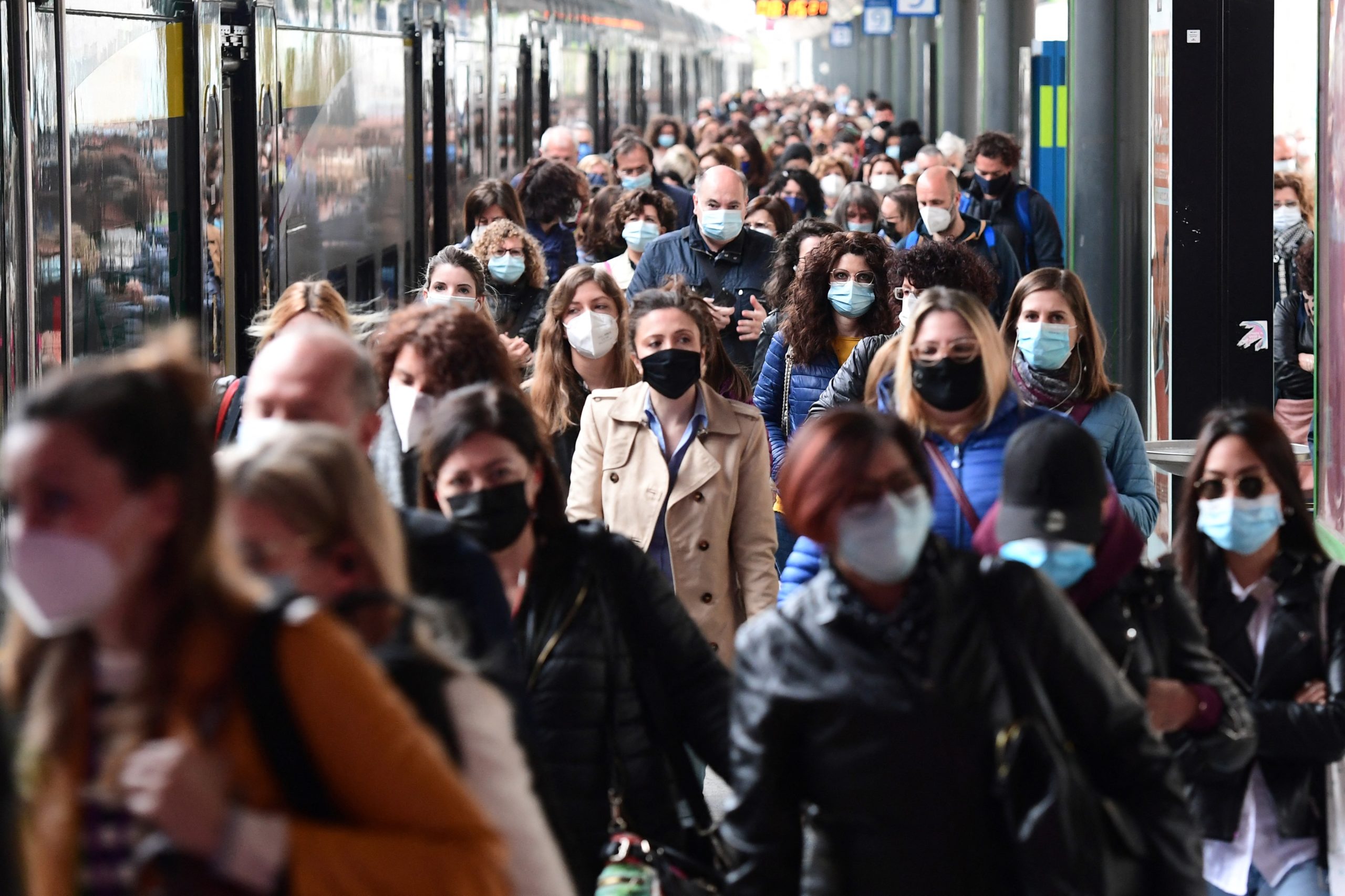 Les masques faciaux sont toujours obligatoires dans tous les espaces publics intérieurs en Italie. 