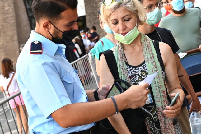 Une touriste montre son laissez-passer vert à un fonctionnaire. 