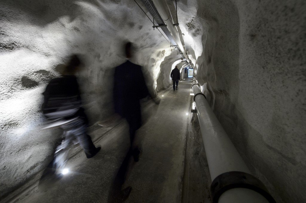 Des gens marchent dans un couloir du Deltalis Swiss Mountain Data Center, un ancien bunker de l'armée suisse