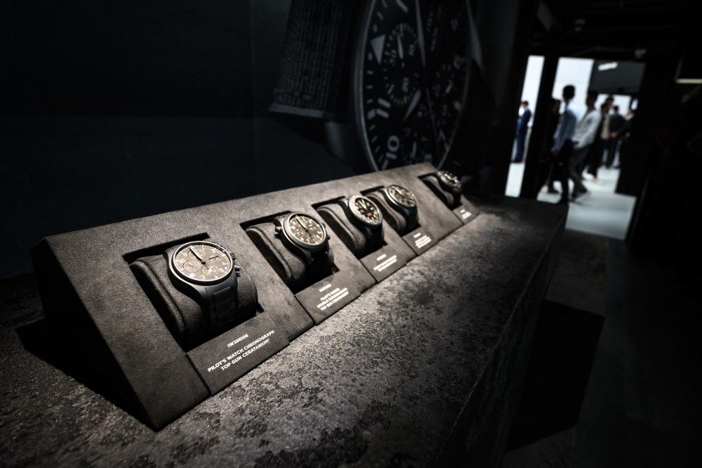 Des montres en titane et en céramique sont exposées sur le stand de la manufacture horlogère suisse de luxe IWC,