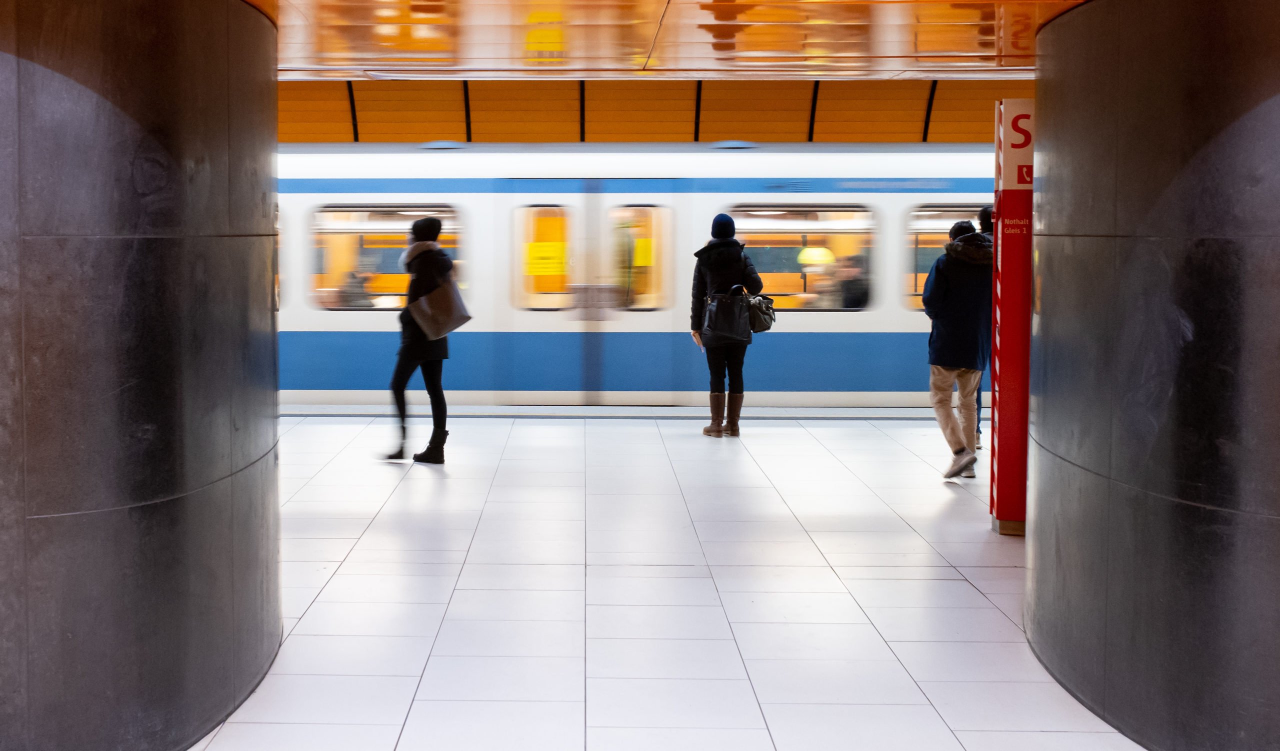 Les gens attendent un train U-Bahn à Munich.