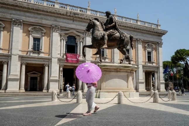 Un touriste se promène devant les musées du Capitole dans le centre de Rome.