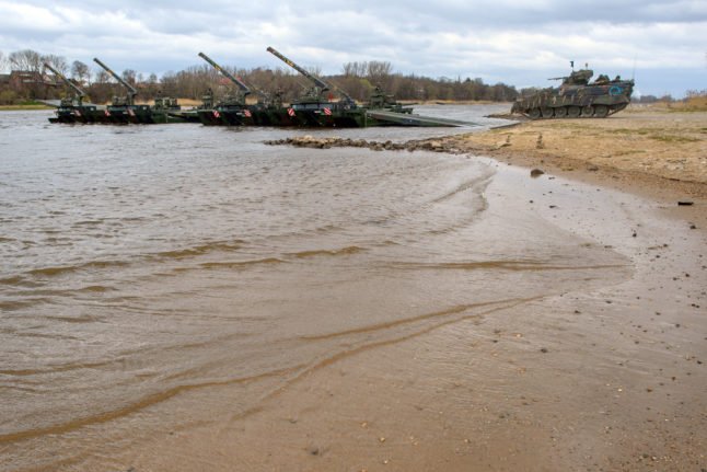 Chars allemands sur un terrain d'entraînement militaire en Saxe-Anhalt