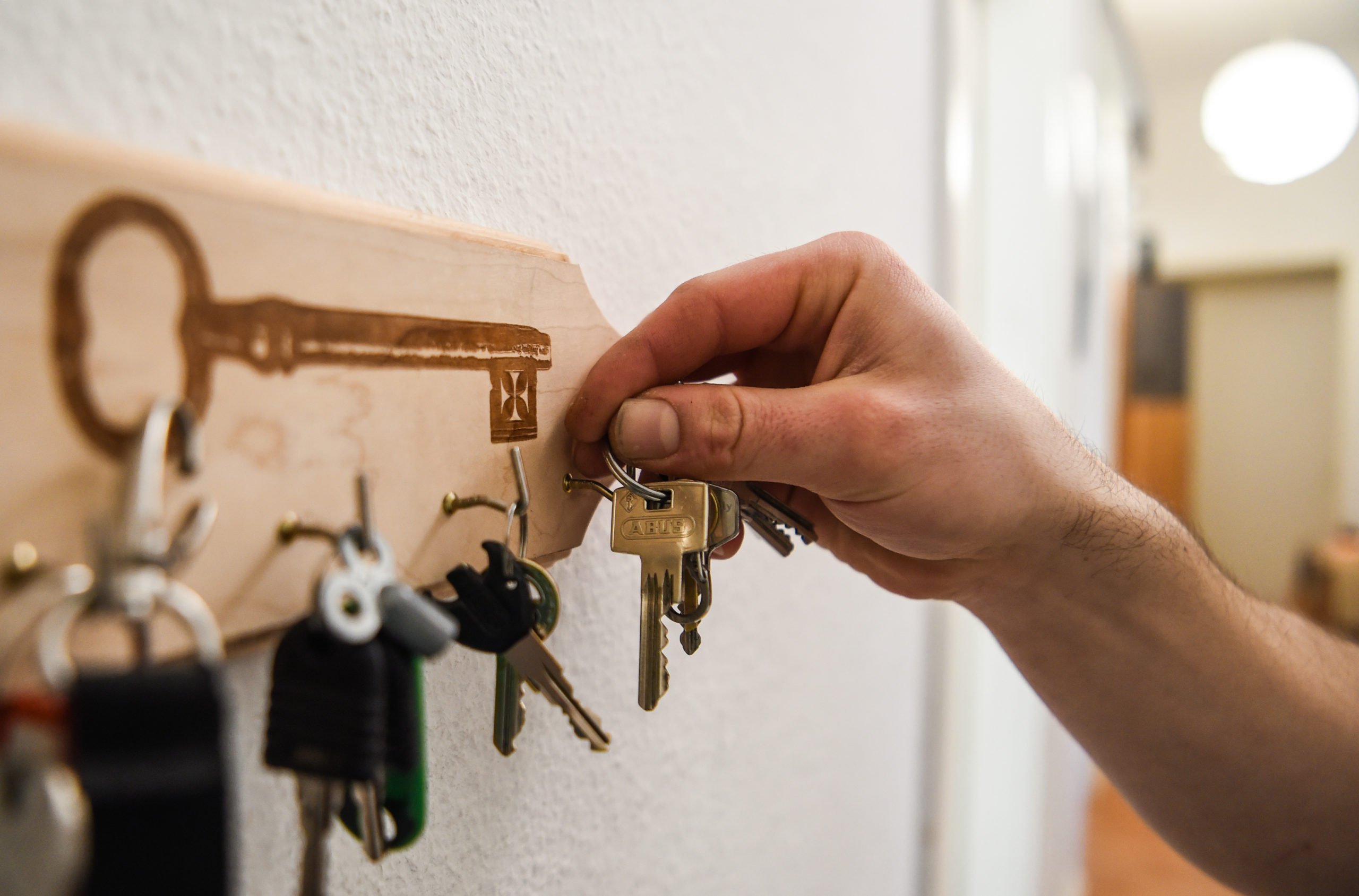 Un homme raccroche ses clés dans un appartement de Berlin