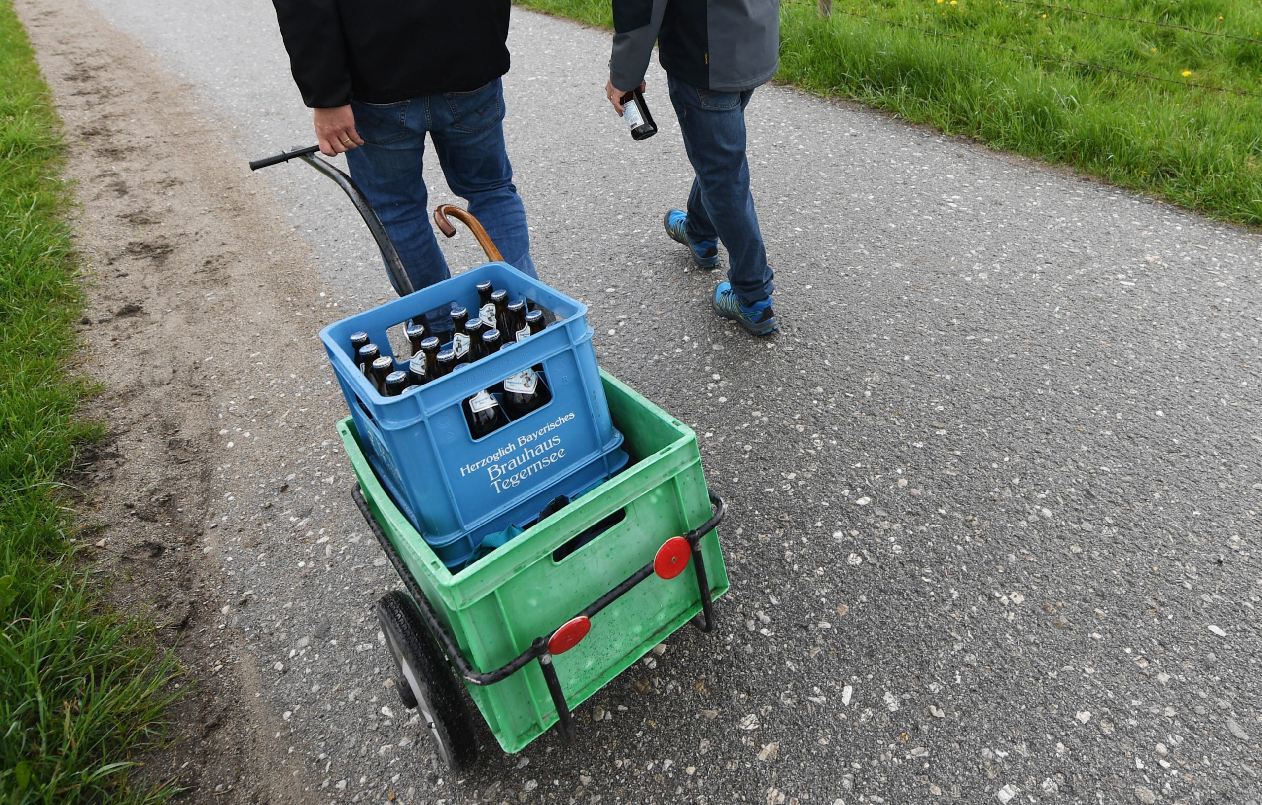 Deux hommes transportent de la bière à Geretsried, en Bavière, pour la fête des pères 2021. 