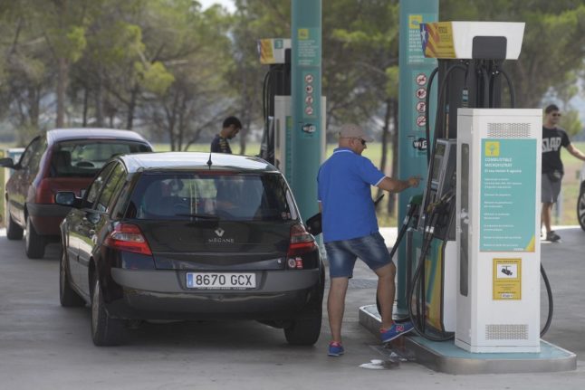 Comment les conducteurs espagnols peuvent obtenir 20 centimes d'euro de réduction sur chaque litre de carburant.