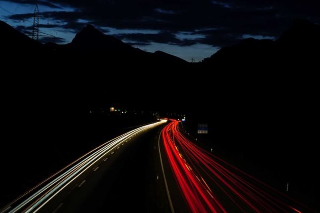 Des personnes roulent sur une autoroute à l'extérieur de Zurich, en Suisse. Photo par Jose De Queiroz sur Unsplash