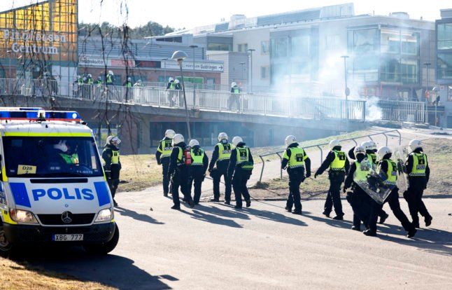 La police anti-émeute passe une barricade au centre de Ringdansen lors des émeutes de Navestad à Norrköping le jour de Pâques.
