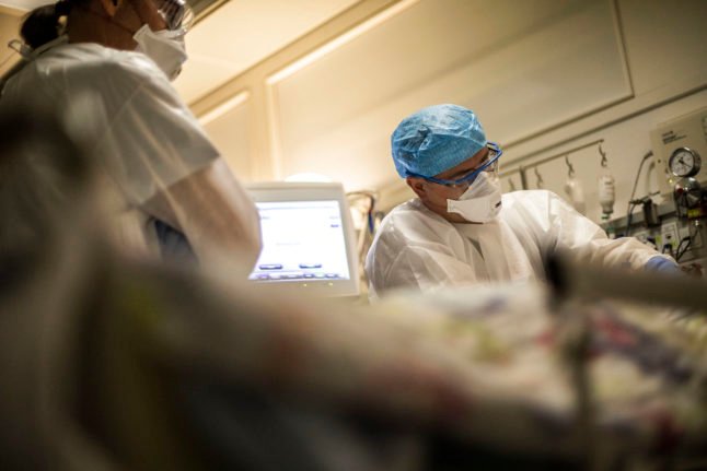 Un patient est pris en charge par des infirmières dans le service des patients atteints de la maladie de Covid-19 dans l'unité de soins intensifs de l'hôpital Bispebjerg, le 5 décembre 2020.