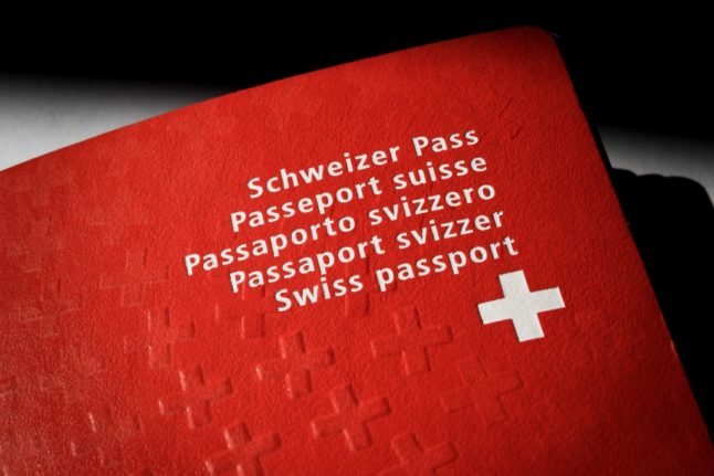 Un passeport suisse rouge de près