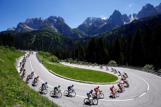 Les habitués du Grand Tour recommandent de se diriger vers des tronçons montagneux pour obtenir les meilleures vues de la course.