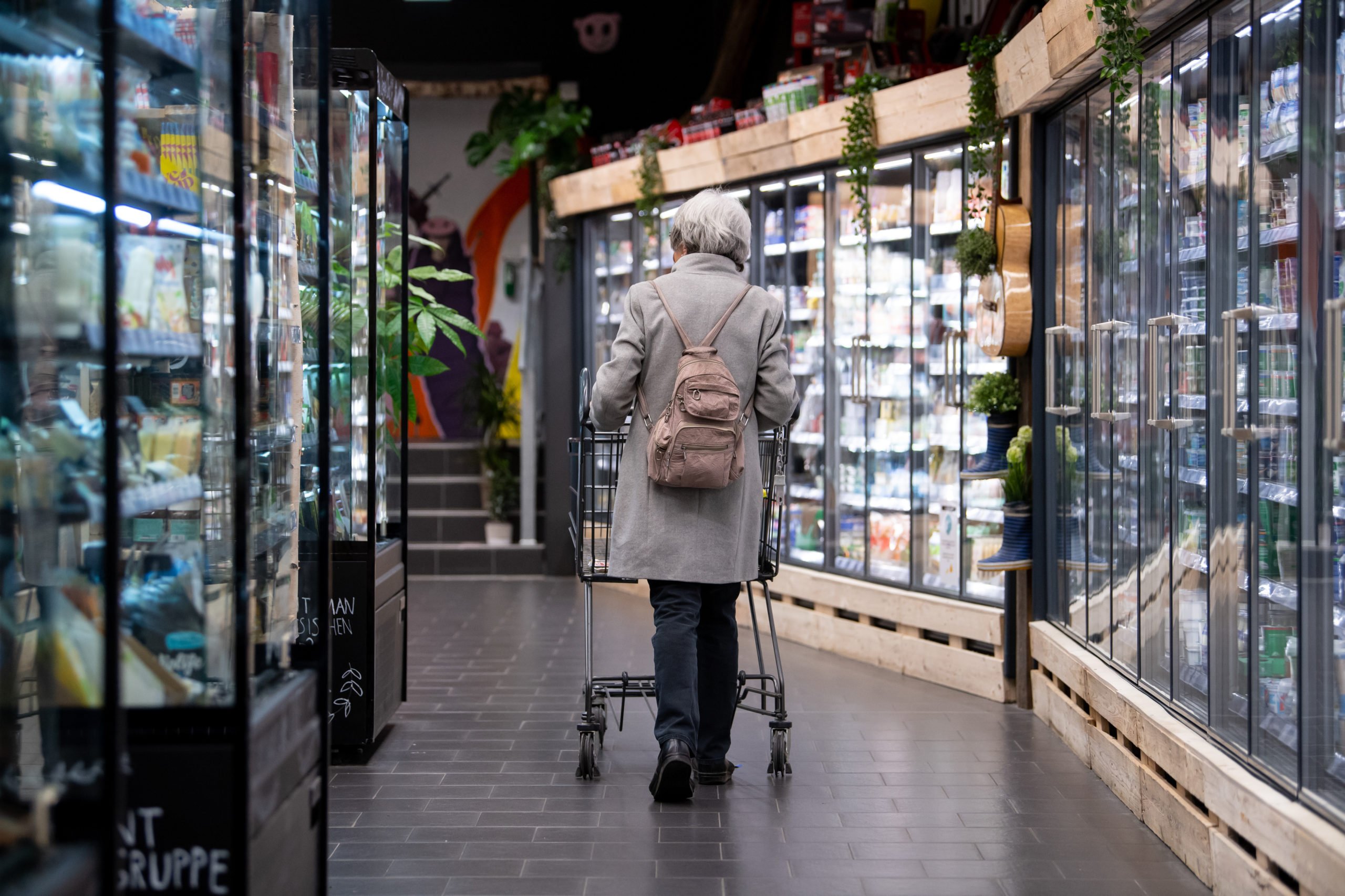 Un client se promène dans un supermarché à Neubiberg, en Bavière. 