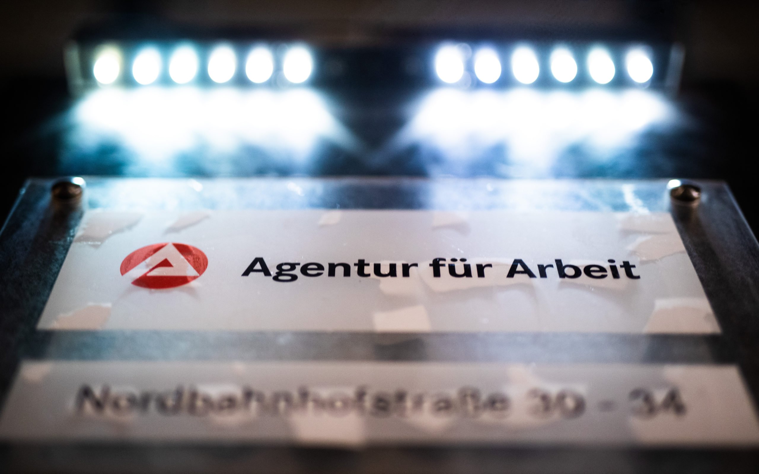 Un panneau à l'entrée de l'Agentur für Arbeit ou Job Center à Stuttgart.