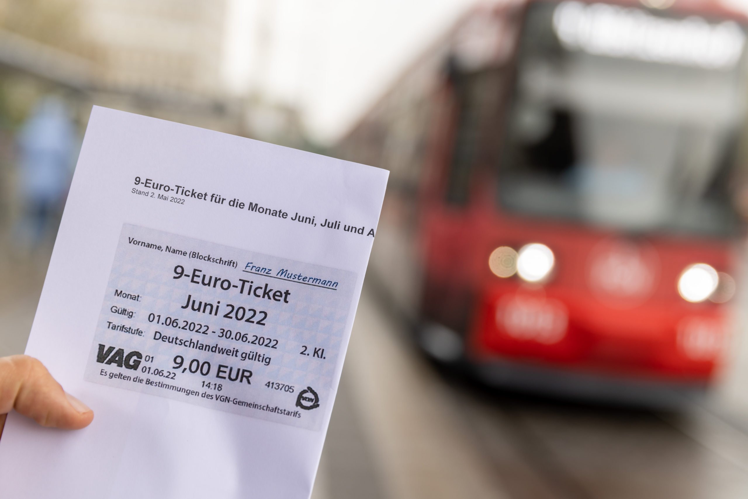 Un employé de la VAG (Verkehrs-Aktiengesellschaft Nürnberg) présente une ébauche imprimée du billet à 9 €.