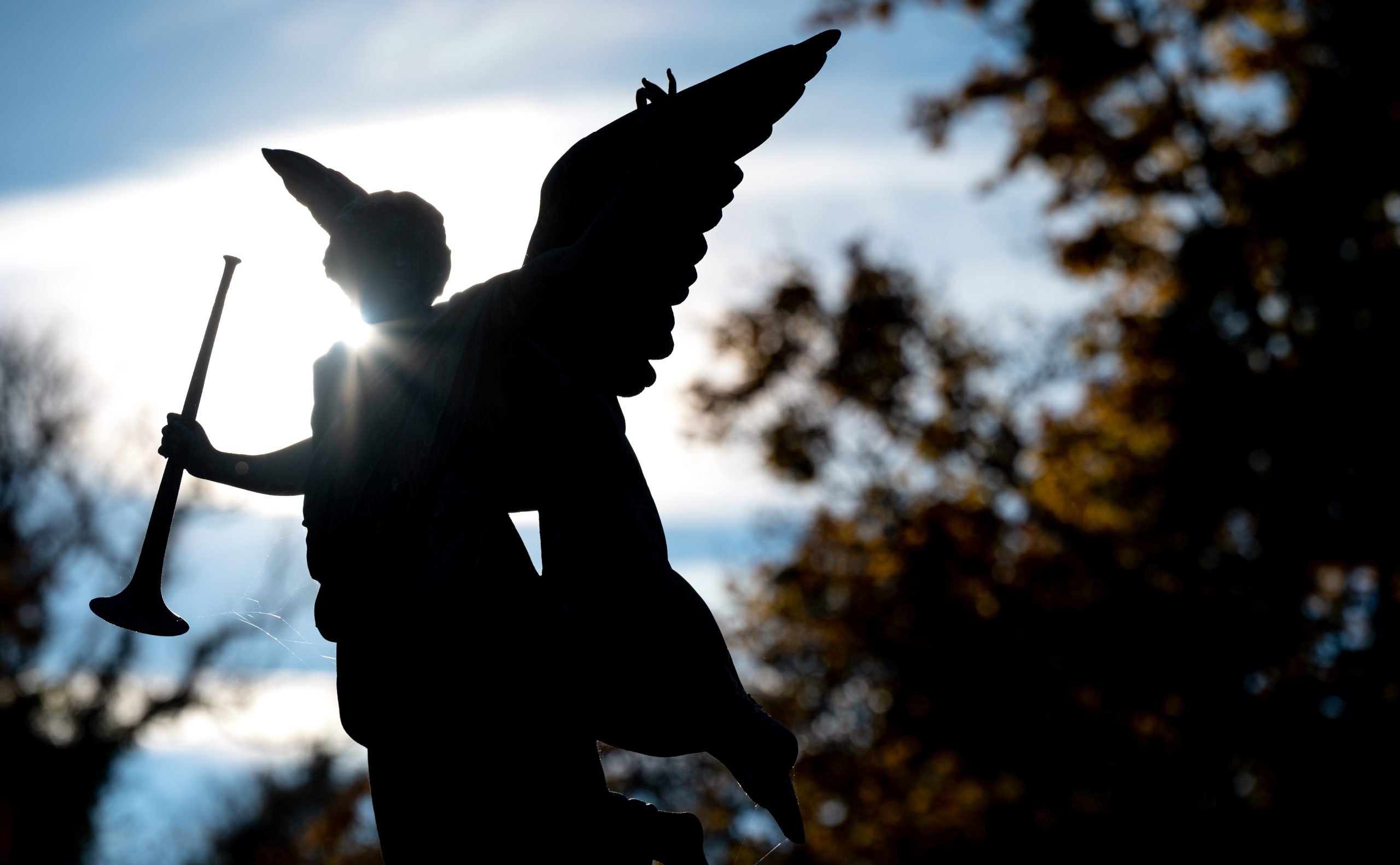 Un ange se dresse sur une tombe au Westfriedhof de Munich.