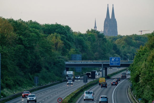 Les personnes conduisant vers et depuis Cologne.