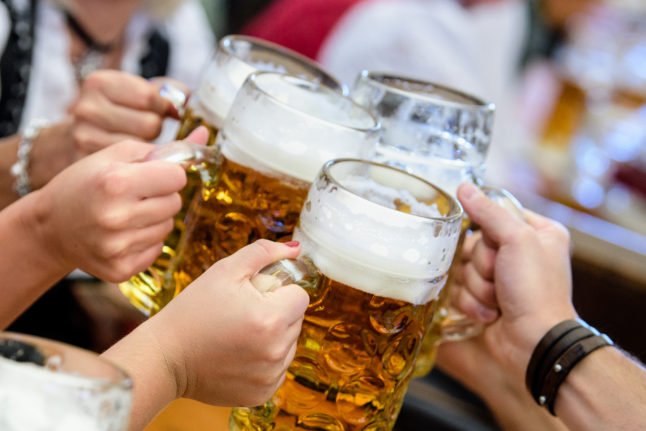 Les gens boivent de la bière à l'Oktoberfest de Munich en 2019.