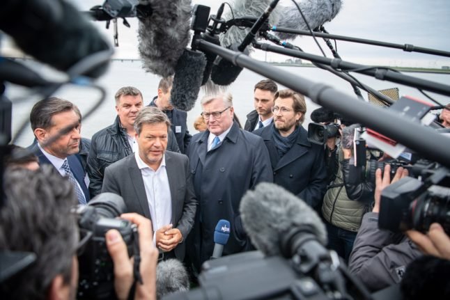 Robert Habeck, ministre de l'économie et de la protection du climat, participe à une visite en bateau pour l'importation de gaz naturel liquéfié en Allemagne, mercredi à Wilhelmshaven.