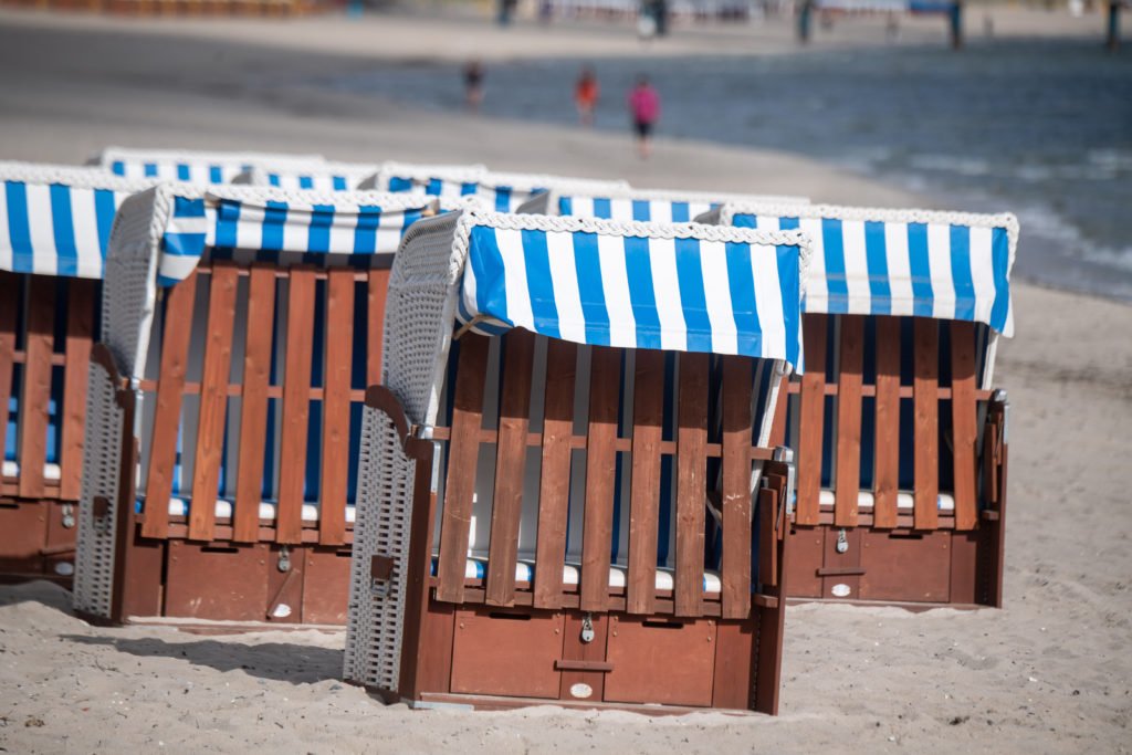 Des chaises de plage se tiennent par temps ensoleillé sur la plage de la station baltique de Binz sur l'île de Rügen. 