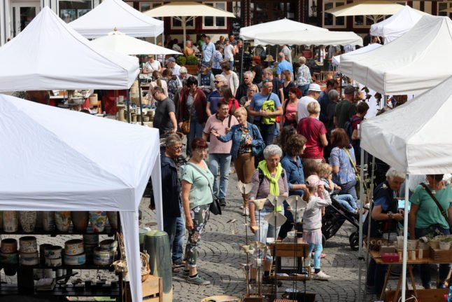 Les visiteurs visitent les étals du marché de la poterie du centre de l'Allemagne à Wernigerode, en Saxe-Anhalt. 