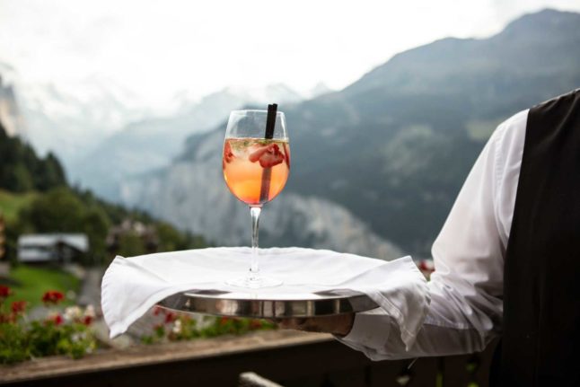 La culture suisse de la consommation de déjeuners au travail peut prendre un peu de temps pour s'y habituer. Il existe plusieurs façons d'économiser de l'argent sur les trains suisses. Photo par alevision.co sur Unsplash