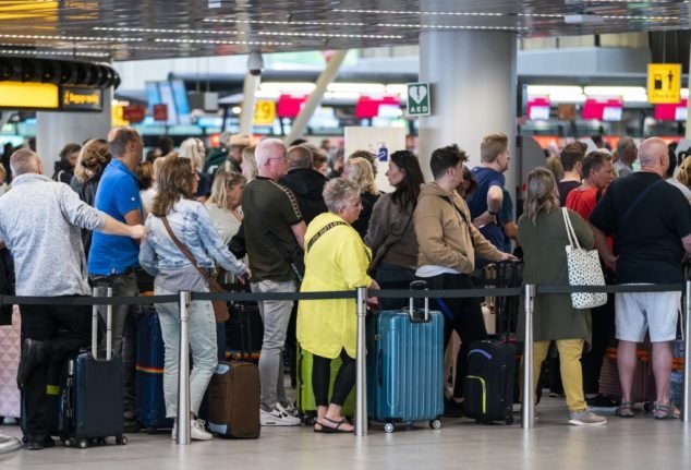 Amsterdam, aéroport de Schiphol : des passagers font la queue.
