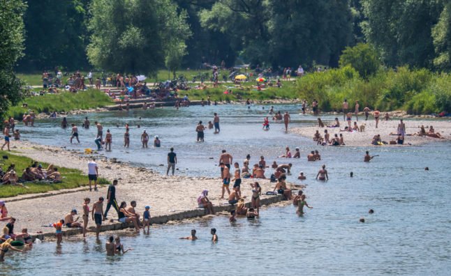 Les gens se baignent dans la rivière Isar à Munich. L'Allemagne est une destination touristique populaire.