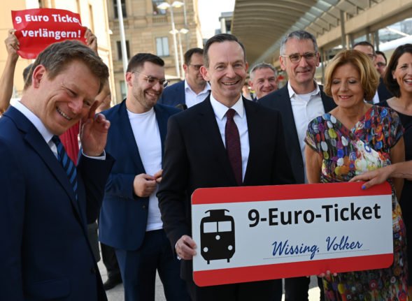 En marge du lancement du 100e ICE 4 de la Deutsche Bahn, le ministre des transports Volker Wissing tient un billet à 9 euros qui lui a été offert par un militant écologiste, aux côtés de Malu Dreyer (SPD), premier ministre du Land de Rhénanie-Palatinat, et de Richard Lutz (g), PDG de la Deutsche Bahn (DB).