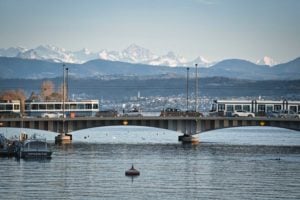 La circulation a été identifiée par les lecteurs locaux comme un problème majeur si vous vivez à Zurich. Photo de Sergueï Joukov sur Unsplash
