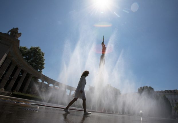 Une femme passe devant une fontaine à Vienne