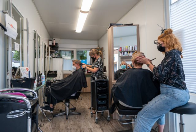 Les gens se font couper les cheveux à Kordel, en Rhénanie-Palatinat.