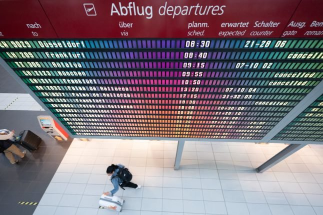 Le tableau des départs à l'aéroport de Dresde mercredi montre des annulations.
