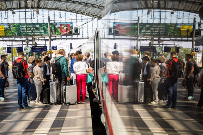 Les gens font la queue pour monter dans un train ICE à Berlin Hauptbahnhof.
