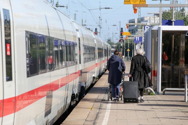 Passagers sur le quai du train à Hambourg. 