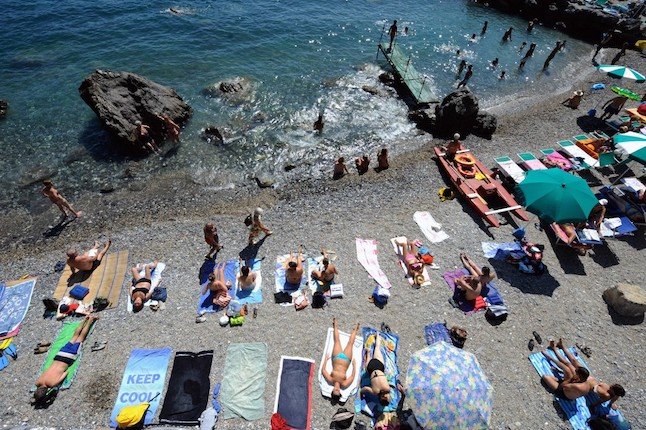 Les Italiens se rendent en masse à la plage pour la fête de Ferragosto du 15 août. 