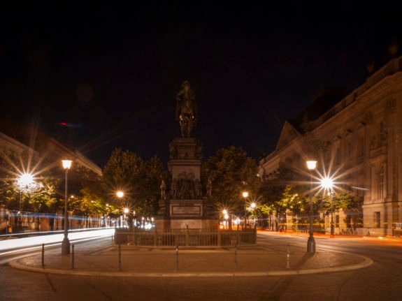 Une statue sur l'avenue Unter den Linden à Berlin n'est plus éclairée. 