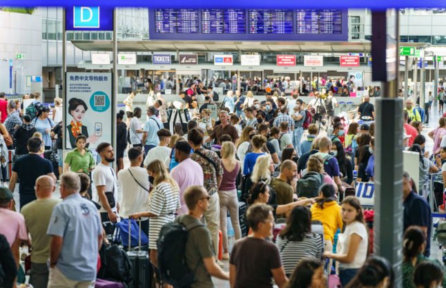Les voyageurs font la queue au terminal 2 de l'aéroport de Francfort le 23 juillet.